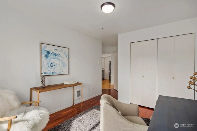 Building Photo - Beautiful Capitol Hill Condo - Utilities a...