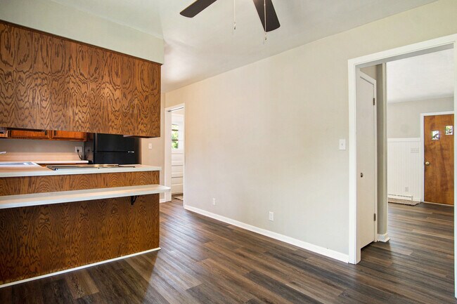 Building Photo - 2701 S Norton Ave