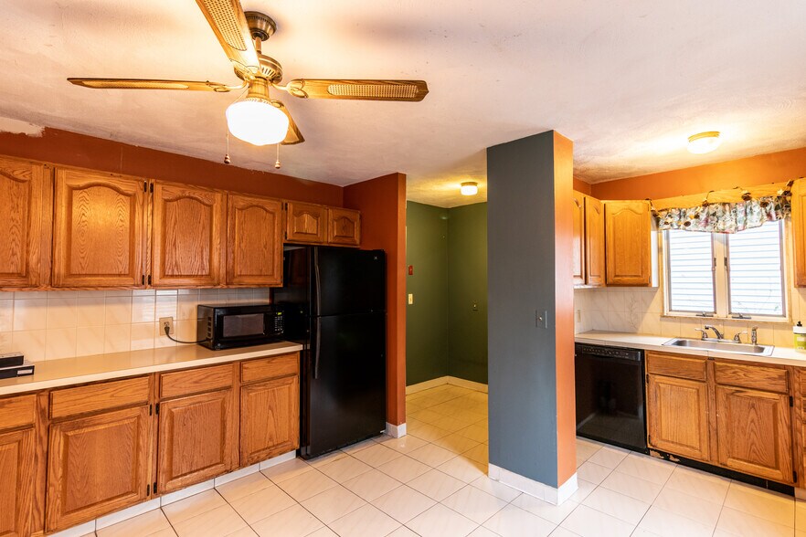 Building Photo - 162 Walnut St