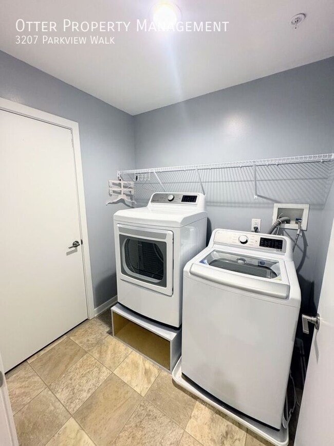 Building Photo - 3207 Parkview Walk