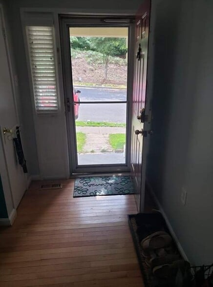 Shared entrance - 3922 Marquis Pl