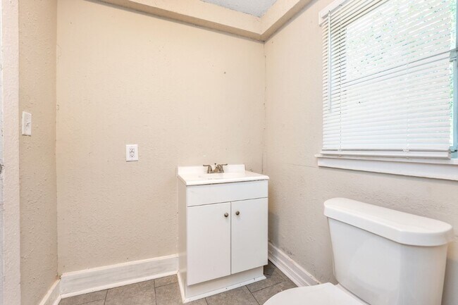 Building Photo - Charming Jasper Home with Modern Upgrades ...