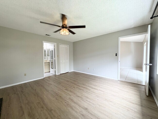 Building Photo - Great 3 BR home ~ Fenced Back Yard ~ A-Rat...