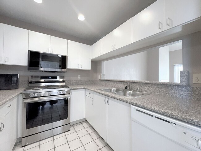 Building Photo - 2b2b Condo Tropicana/Jones  $1450