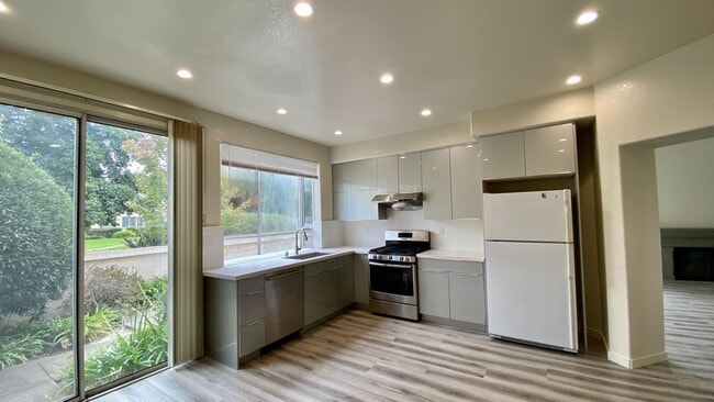 Building Photo - 115 Keil Bay