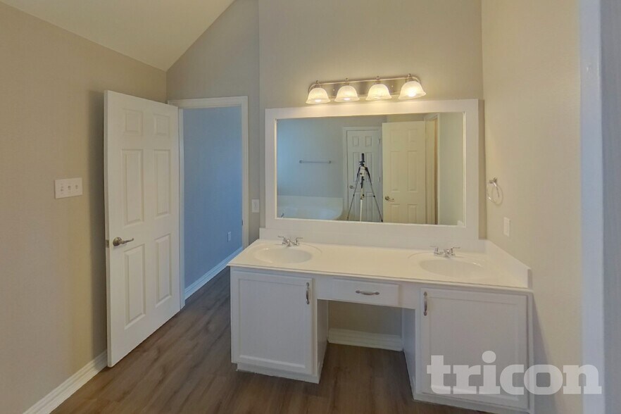Building Photo - 7814 Longbow Ln
