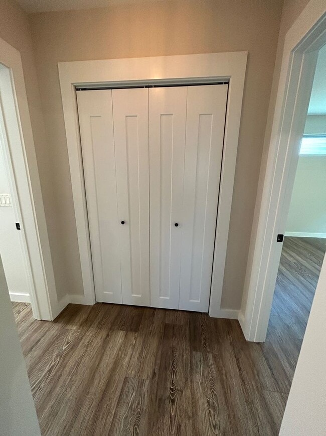 Building Photo - West AVL - 1/1 Like New Duplex