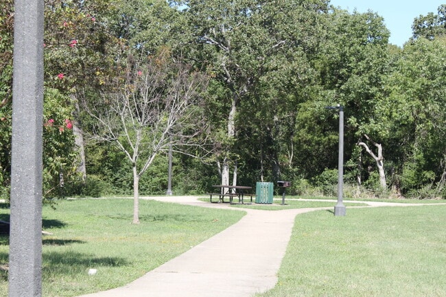 Building Photo - 2403 Bosque Dr