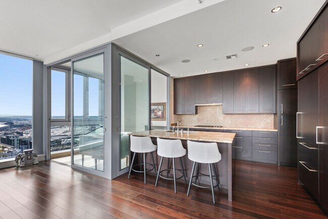 Building Photo - Luxury 2 Bed 1.75 Bath Furnished Downtown Seattle Condo with Stunning Views