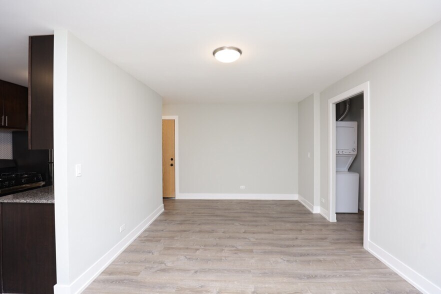 Building Photo - 533 W Surf St
