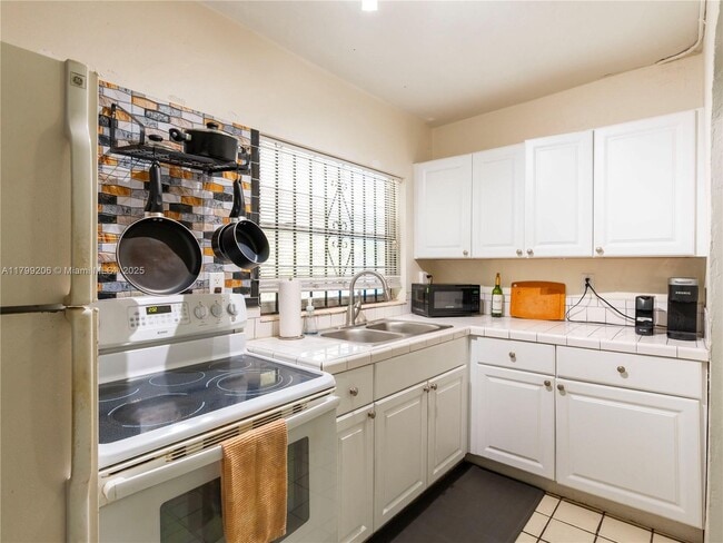 Building Photo - 6320 SW 58th Pl