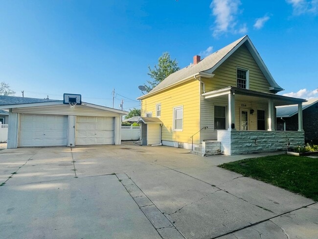 Building Photo - Home w/ Huge 2-stall Garage
