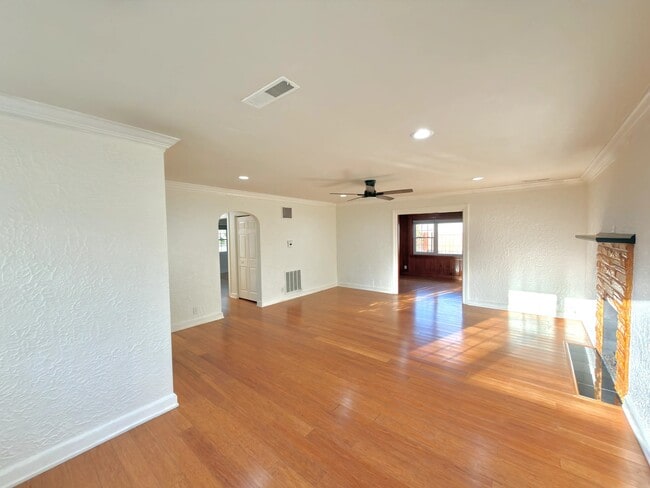 Building Photo - 1216 Eastwood Ave