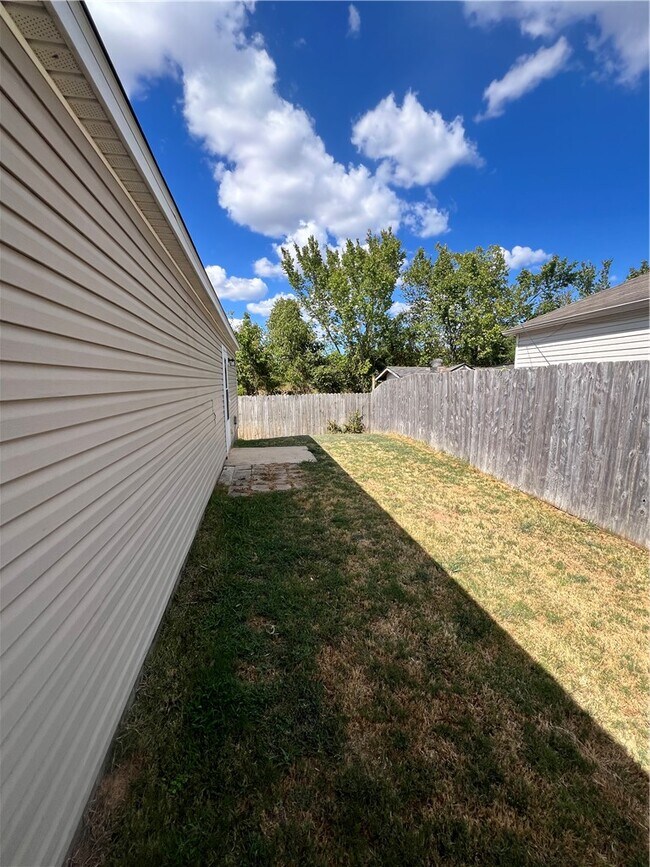 Building Photo - 555 Cascade Cir