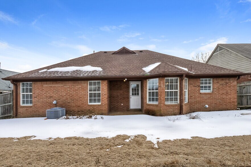 Building Photo - 6888 Skylar Mill Ave