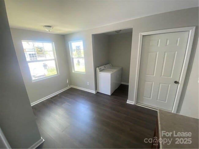 Building Photo - 728 E Pine St