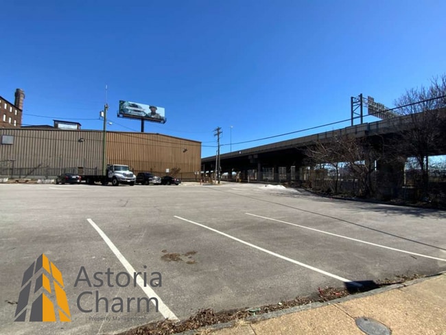 Building Photo - Stylish 2 Bedroom with Spa Bath, Hardwood Floors and Parking