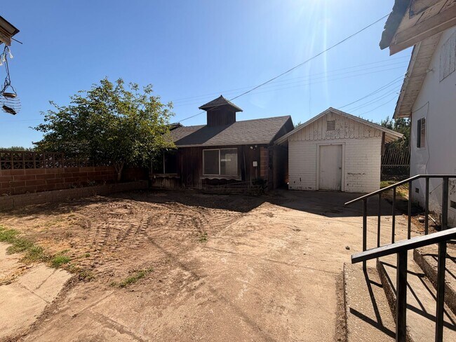 Building Photo - Country Style Living in Bakersfield
