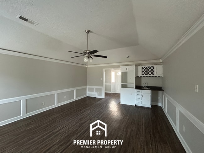 Building Photo - Spacious 3BR Memphis Home with Vaulted Ceilings, Fireplace, Deck & 2-Car Garage