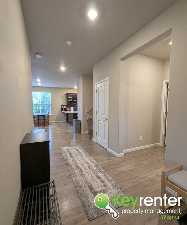 Building Photo - Spacious Northeast Tacoma 3 Bedroom Home for Rent Near Browns Point