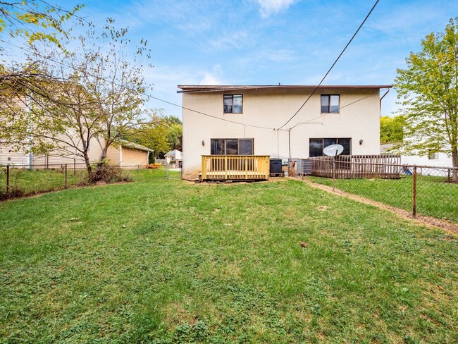 Building Photo - 8235-8237 Goldsmith Dr