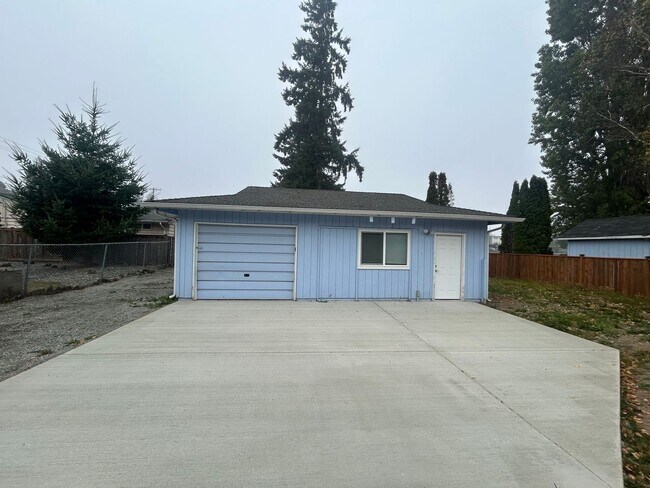 Building Photo - Private, Quiet HOME 1 bd 1 bath w/ garage ...