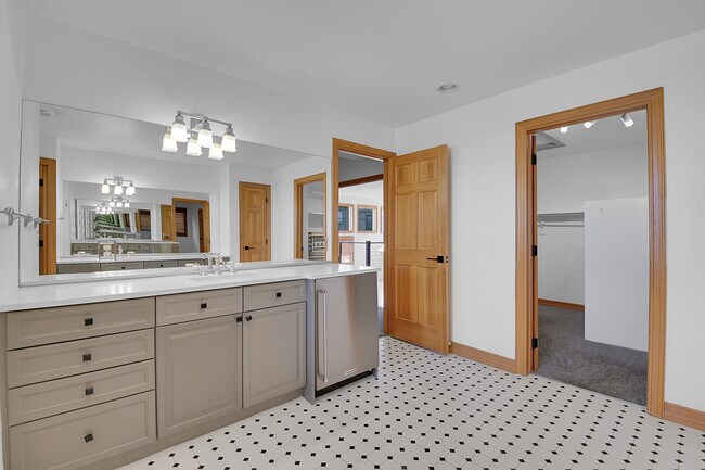 Building Photo - 556 Ridgeside Dr