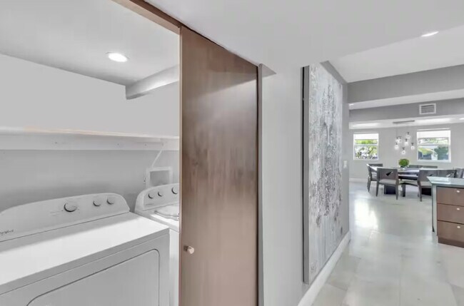 Building Photo - 200 NE 16th Ave