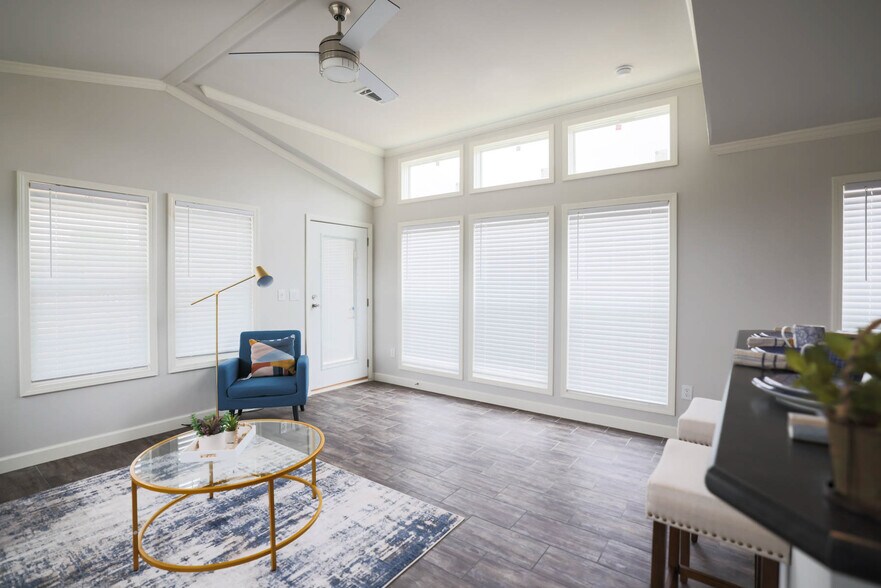 Living room - 813 Toluca