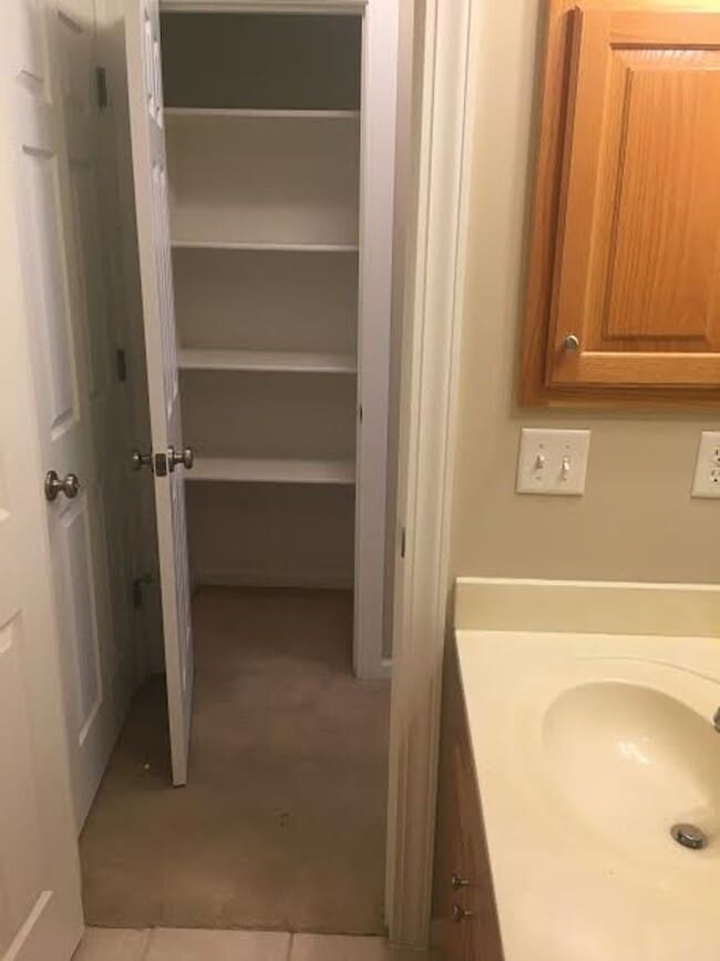 Building Photo - Updated 3x3.5 near Clinton Lake!