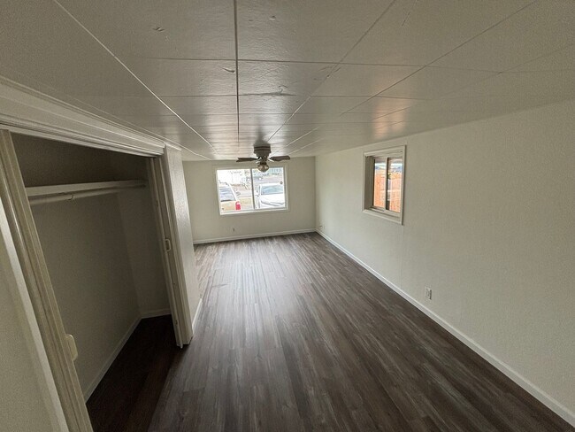 Building Photo - 547-R547 Mary St