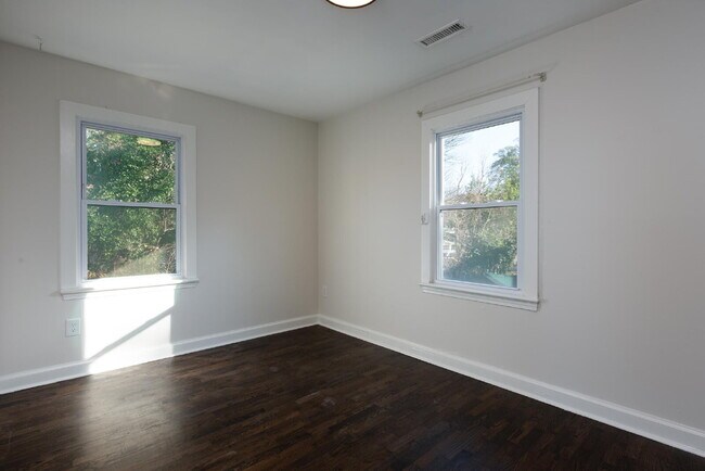 Building Photo - Mid Town Location with a Water View