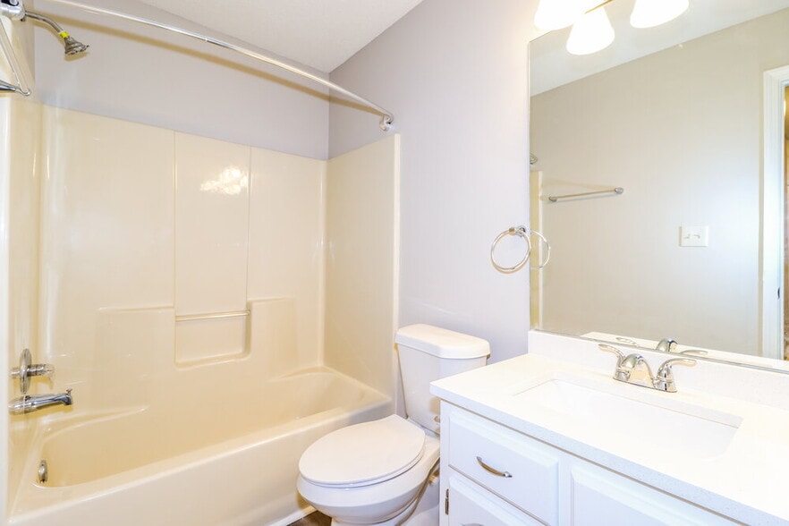 Building Photo - 2204 Stone Stream Dr