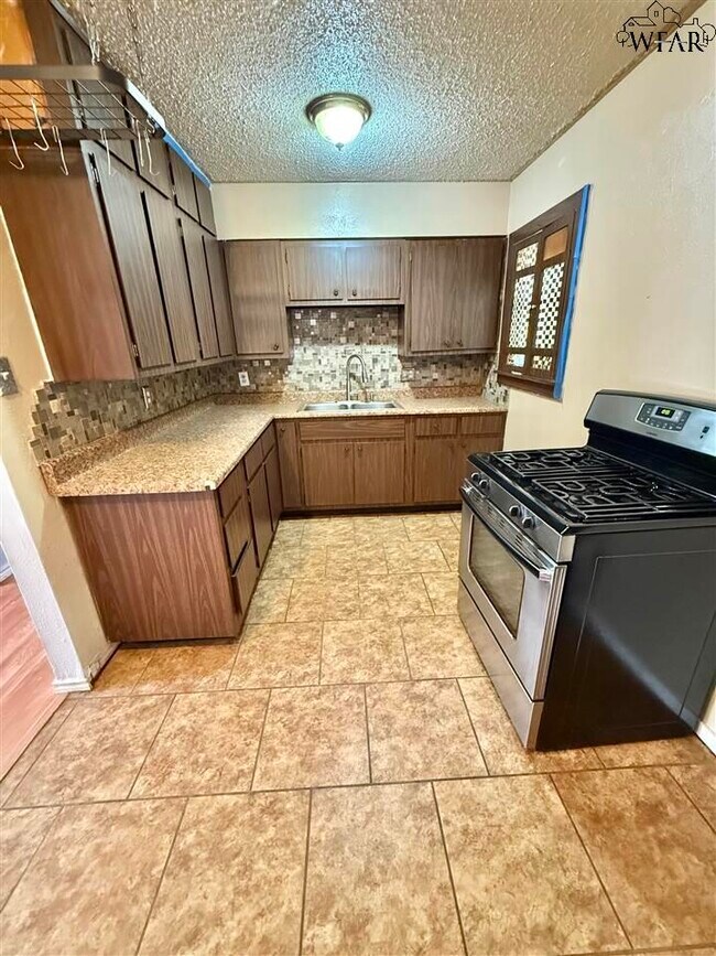 Building Photo - 1405 Tanbark Rd