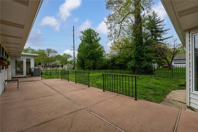 Building Photo - 31 S Tealwood Dr