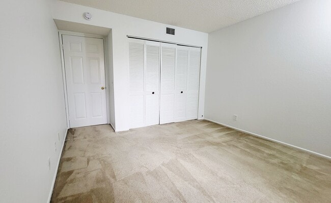 Building Photo - 2 Bedroom/ 2 Bath Condo In The Heart of Gl...
