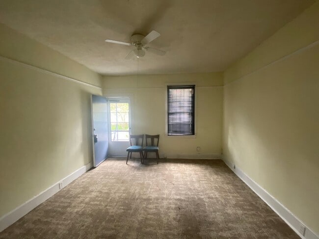 Building Photo - One Bedroom - Great Location