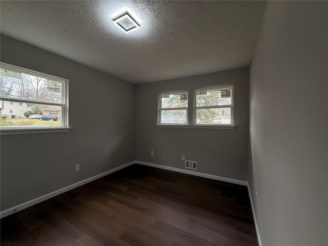 Building Photo - 1055 Pinecrest Dr