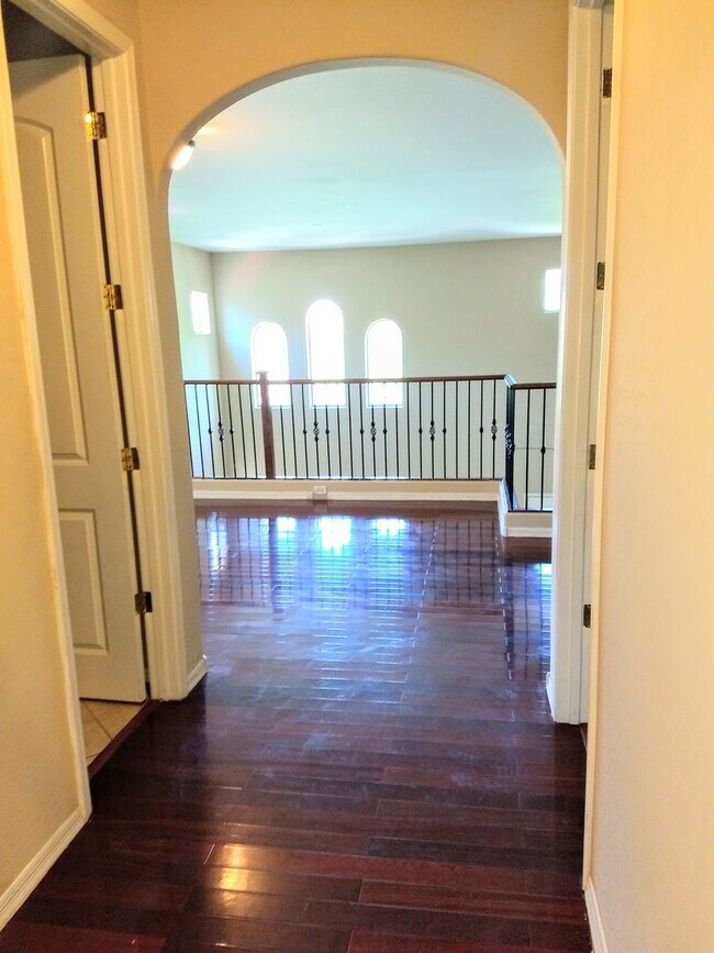 Building Photo - HUGE 5 bedroom, 3 bathroom in Glendale