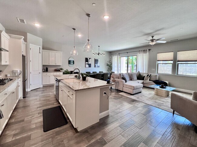 Building Photo - $2,695 Shepherd & Temperance, 3 Bedroom Mo...