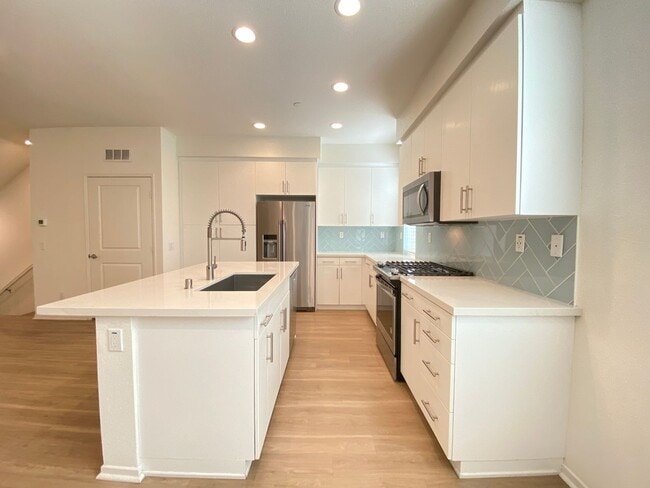 Building Photo - 3 bed, 3.5bath wihtin The Pacific Ridge Community in Oceanside