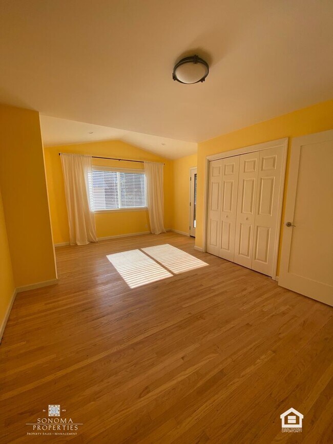 Building Photo - Bright & Cheery 2 Bedroom Home