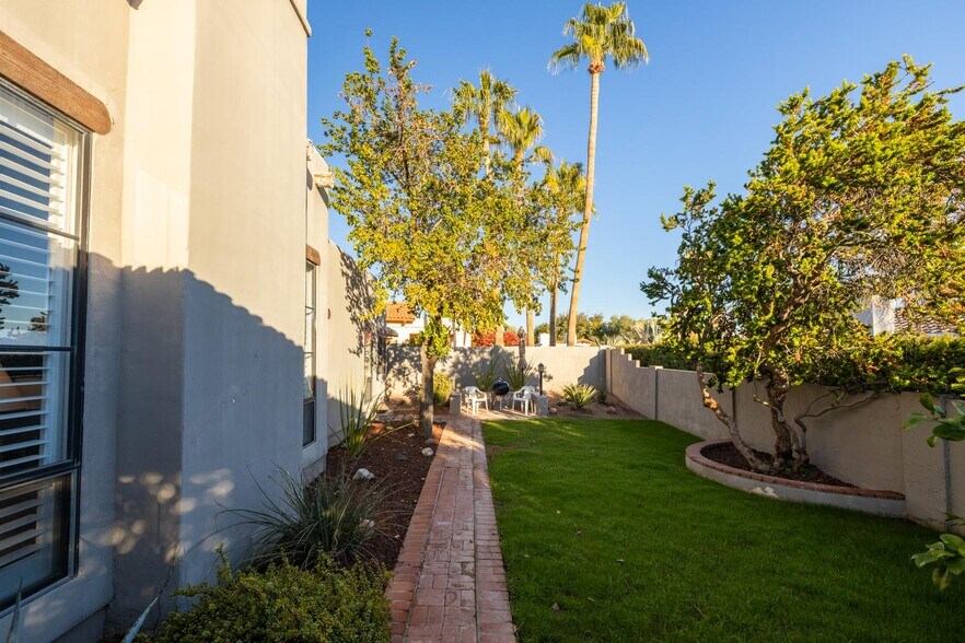 Building Photo - 3121 E Claremont Ave