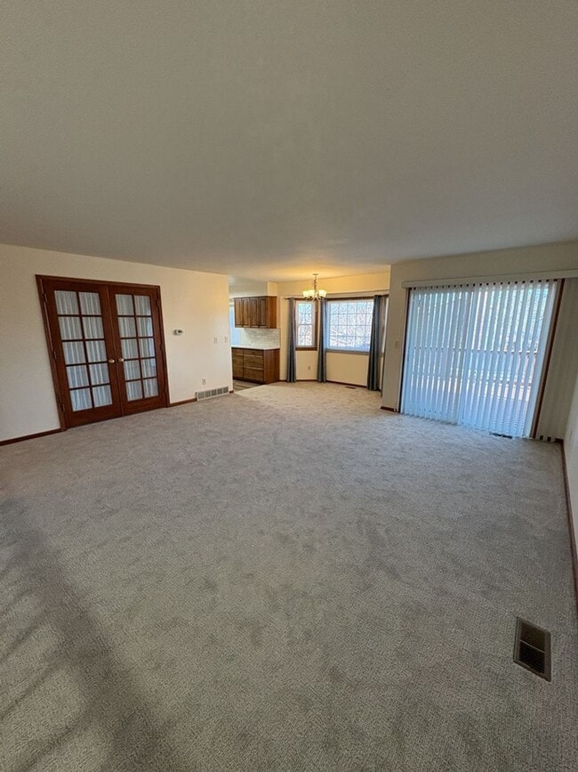 Building Photo - Updated 3BD/2BA with Garden Basement & Low Maintenance Living