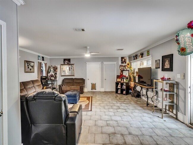 Building Photo - 815 Avenue G