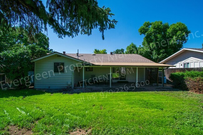 Building Photo - 2420 Poplar Dr