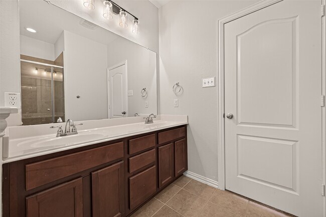 Building Photo - 6123 Carver Pines Dr