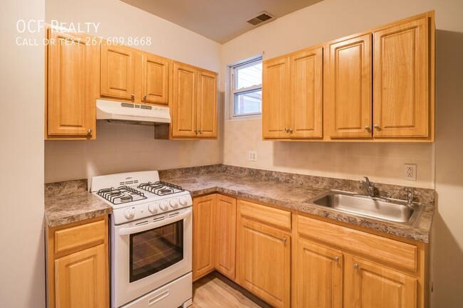 Building Photo - Spacious 1 Bed University City Apartment