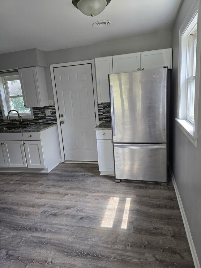 Building Photo - 371 N La Londe Ave