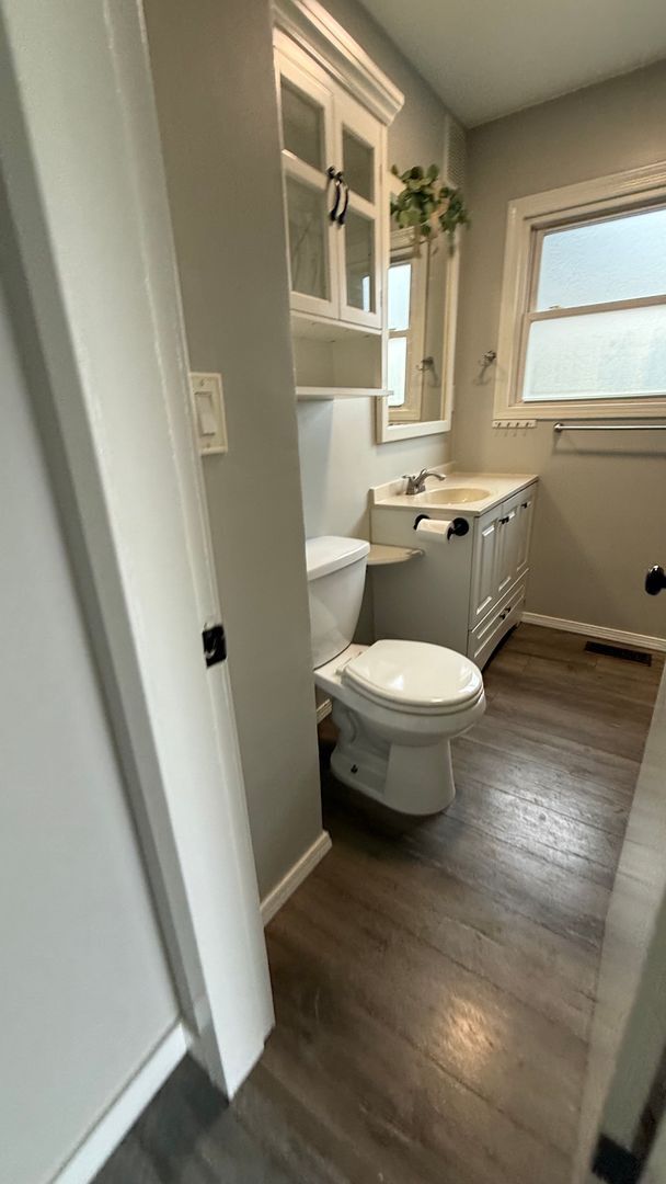 Building Photo - Spacious 3 bed 1 bath, big yard, pets ok, see walkthrough video